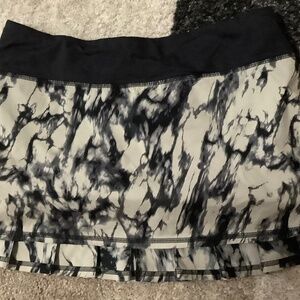 Lulu lemon skort size 6 with cream and black marbling design